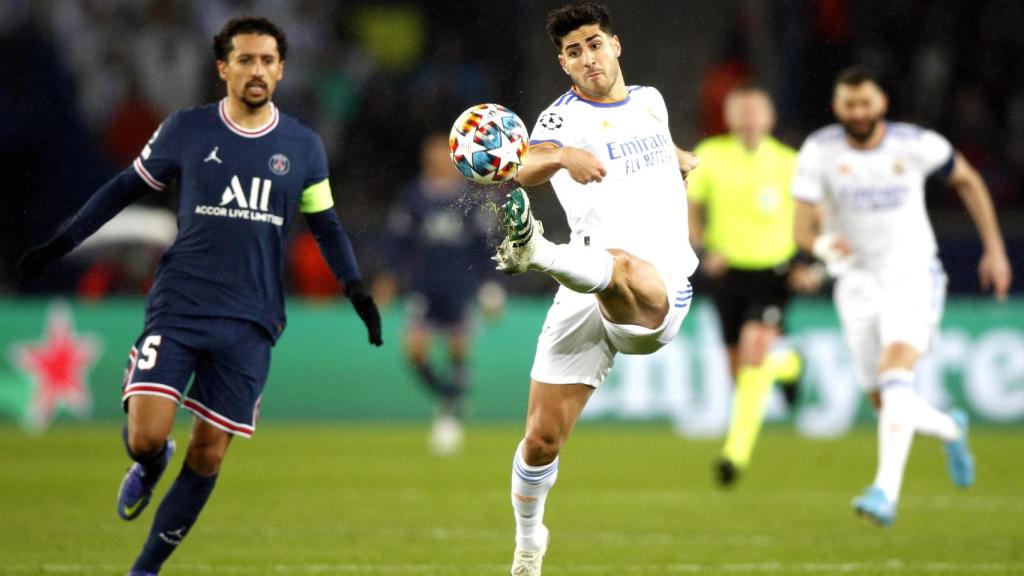 Marco Asensio intenta controlar un balón ante Marquinhos.