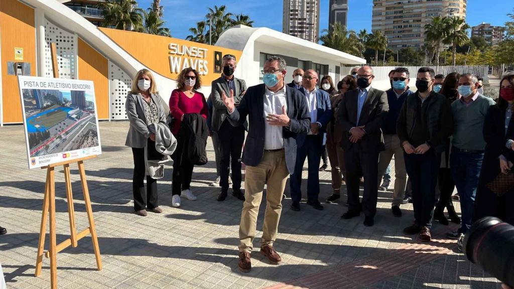 Momento de la presentación del alcalde, Toni Pérez, miembros de la corporación y de la empresa TM.