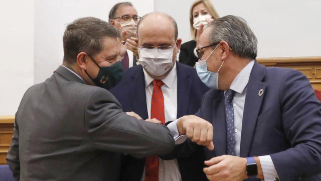 Emiliano García-Page, a la izquierda, momentos después de aprobarse la nueva Ley de Régimen Administrativo y Fiscal del Juego en Castilla-La Mancha.