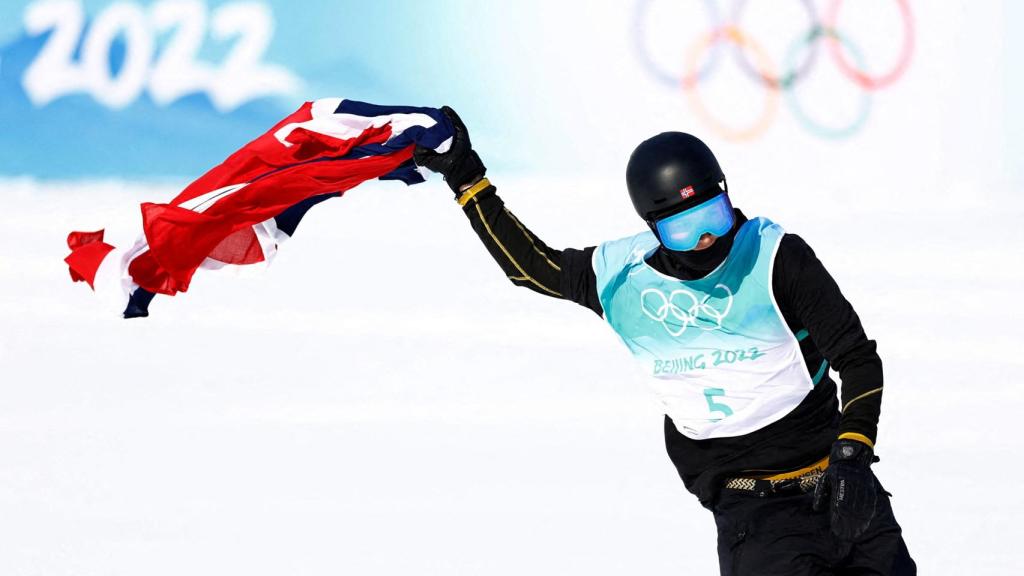 Birk Ruud celebra su triunfo con la bandera de Noruega.