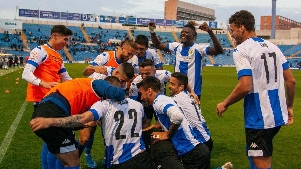 Celebrando el gol de acuña.