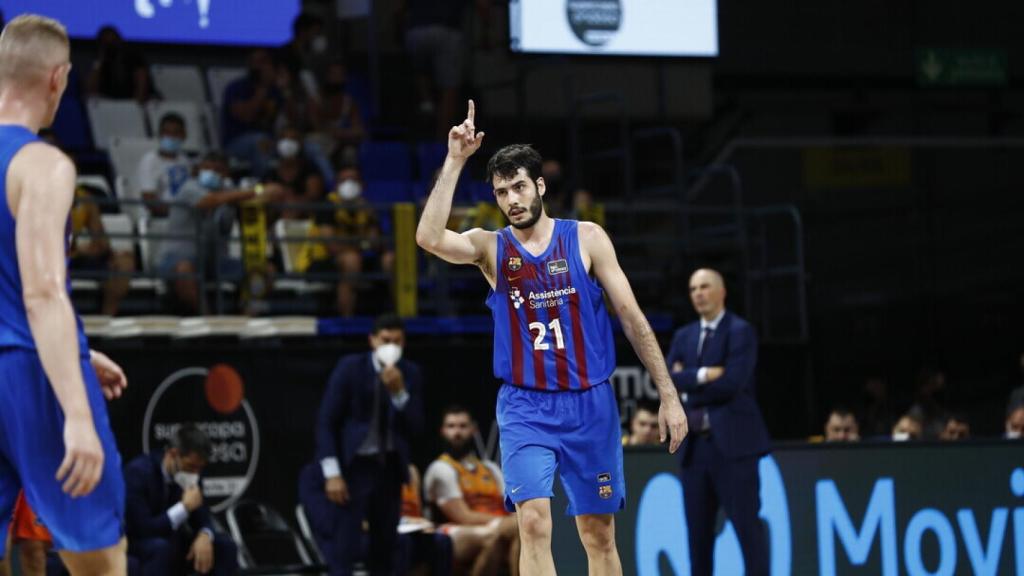 Álex Abrines celebrando una canasta en la Supercopa con el Barça