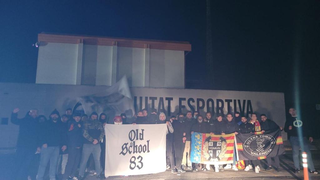 Imagen reciente de los ultras en la ciudad deportiva del Valencia.