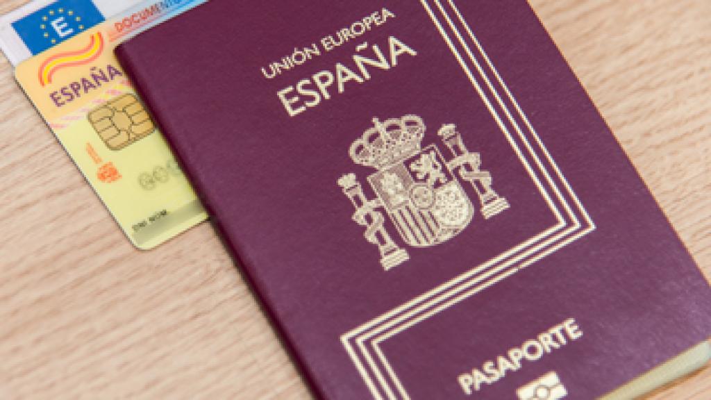 Imagen de archivo de un DNI y un pasaporte español.