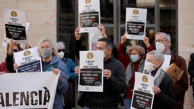 Decenas de personas en la concentración ante el Palau de la Generalitat, organizada por València Laica.