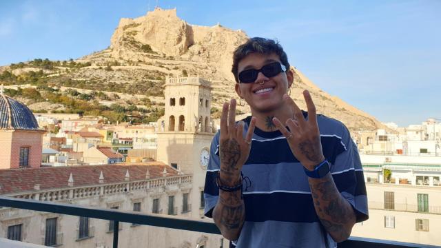El colombiano Beéle hace parada en Alicante en su primera gira musical por España.