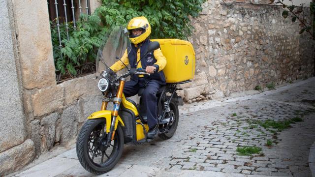 Una de las motos eléctricas de Correos