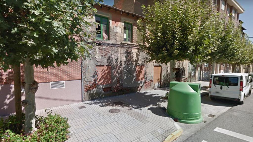 Derriban un edificio en Ponferrada para evitar su uso por parte de drogodependientes