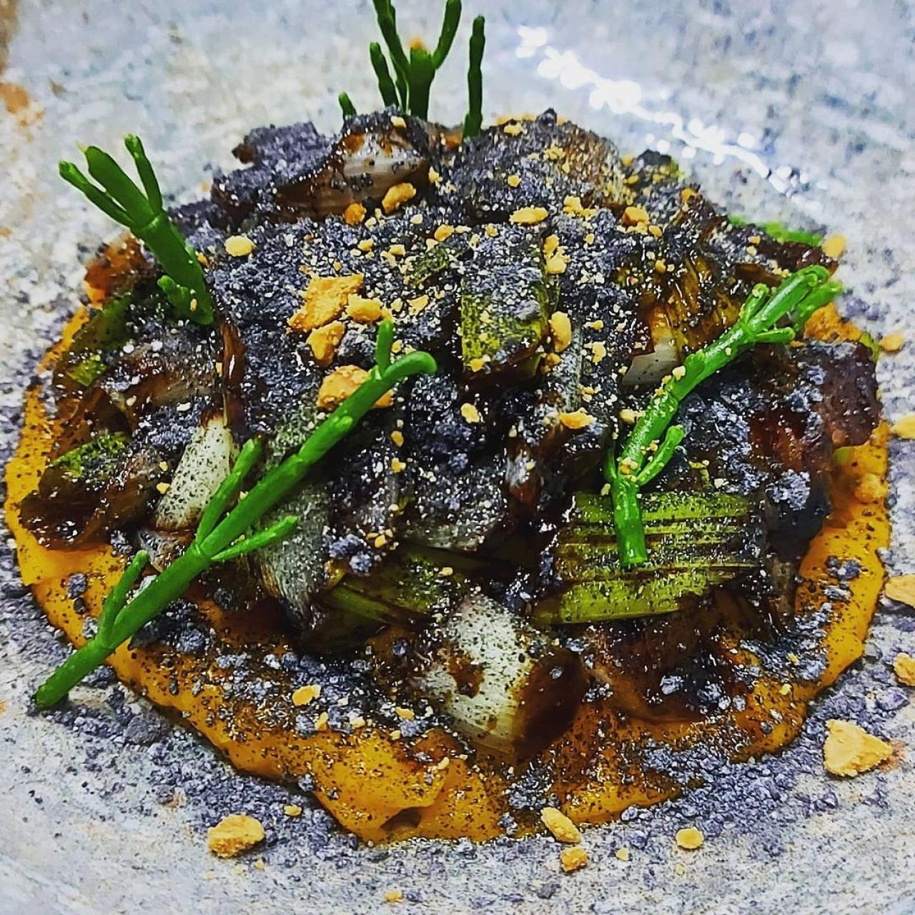 Calçots salteados con soja y ajo negro - Uskar