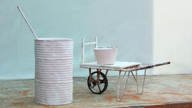 Carmen Laffón: 'Bidón y carretilla con cubo de cal', 2012-2013 (Leandro Navarro)