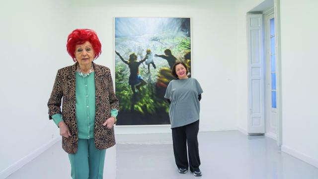 Juana de Aizpuru y Maribel López en la galería de la primera, delante de una pintura de Philipp Fröhlich. Foto: José Verdugo