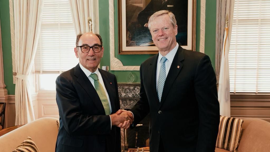 El presidente de Iberdrola, Ignacio Galán (i), y el gobernador de Massachusetts, Charlie Baker (d).