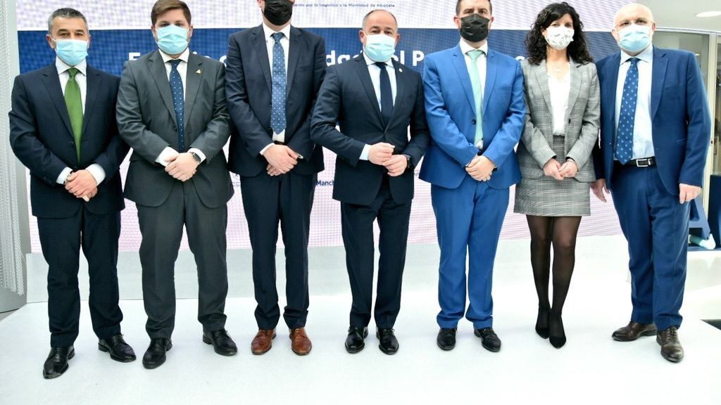 Las autoridades durante la presentación del estudio de viabilidad del Puerto Seco y la Plataforma Logística de Albacete.