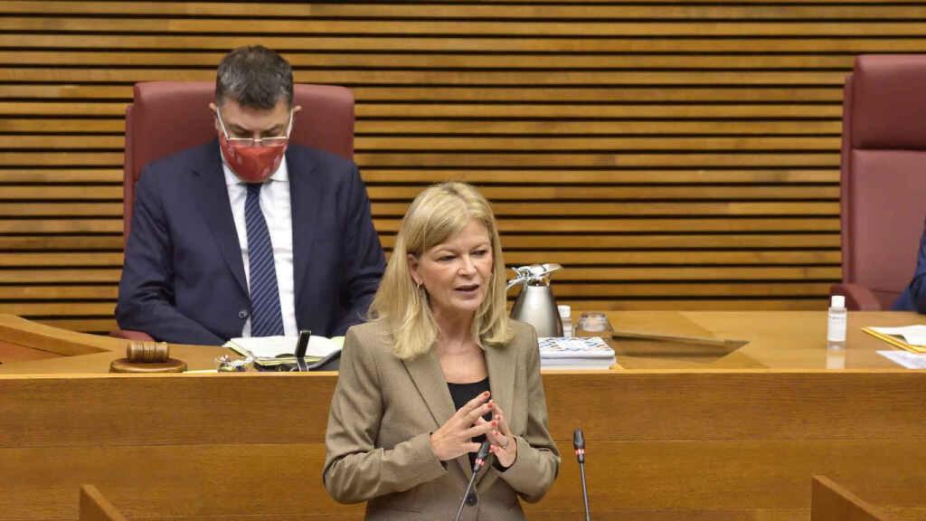 La consellera Gabriela Bravo durante una intervención en las Cortes Valencianas.