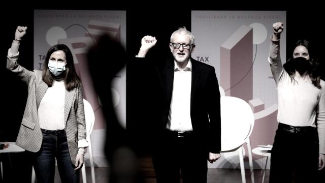 Ione Belarra, el exdirigente laborista, Jeremy Corbyn,e  Irene Montero, en la presentación de la reforma fiscal de UP.
