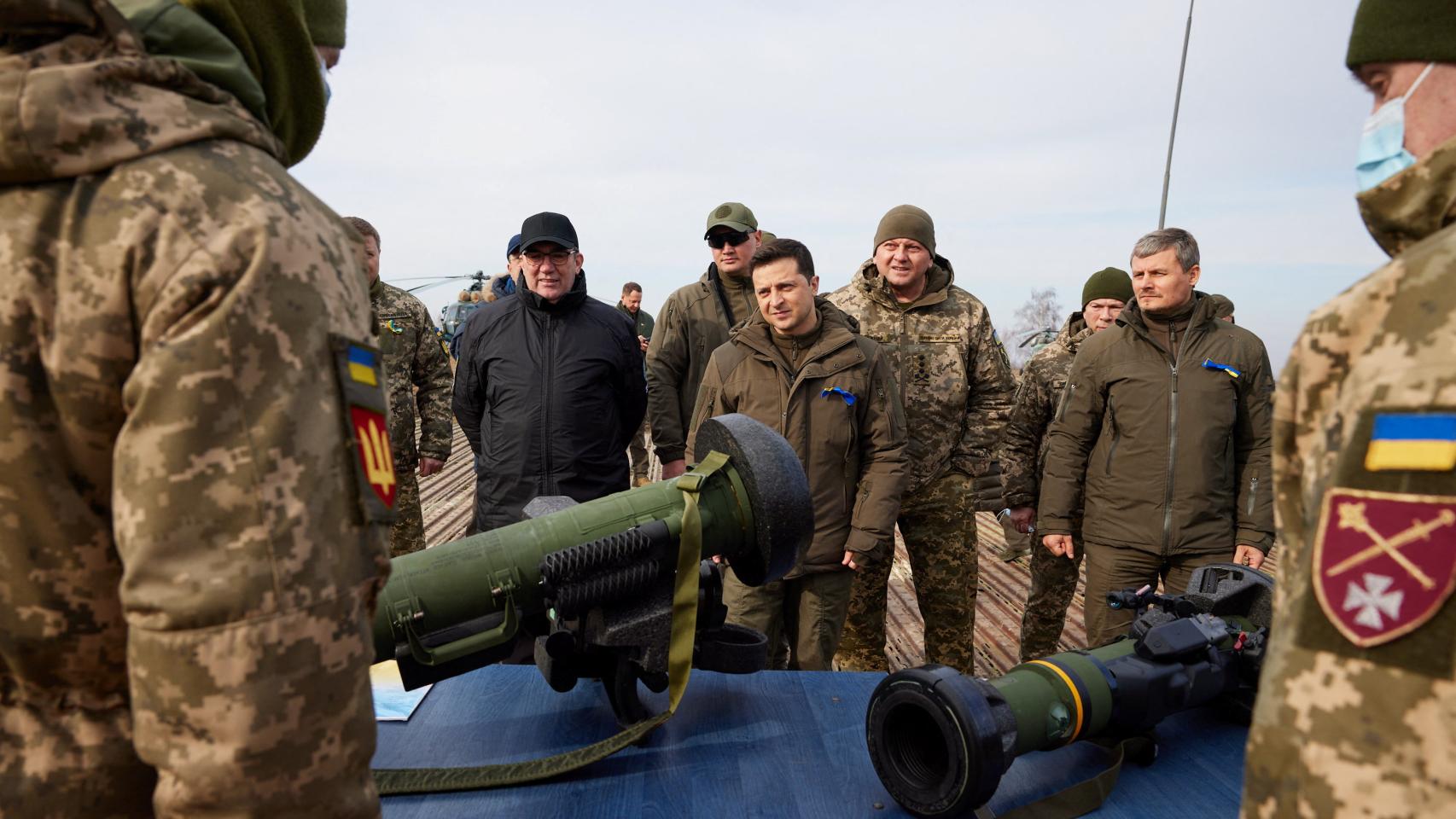 El presidente de Ucrania, Volodimir Zelenski, visita al Ejército.