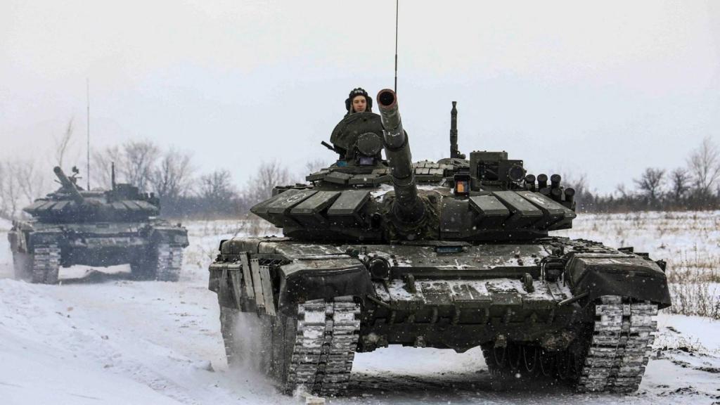 Un militar ruso conduce un tanque durante unos ejercicios en la región de Leningrado.