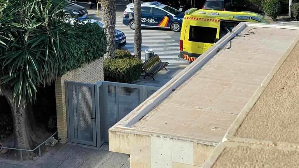Una patrulla de la Policía Nacional y una ambulancia, este miércoles, en una foto cedida por un miembro de la comunidad educativa del Colegio Monteagudo tras la agresión al profesor.