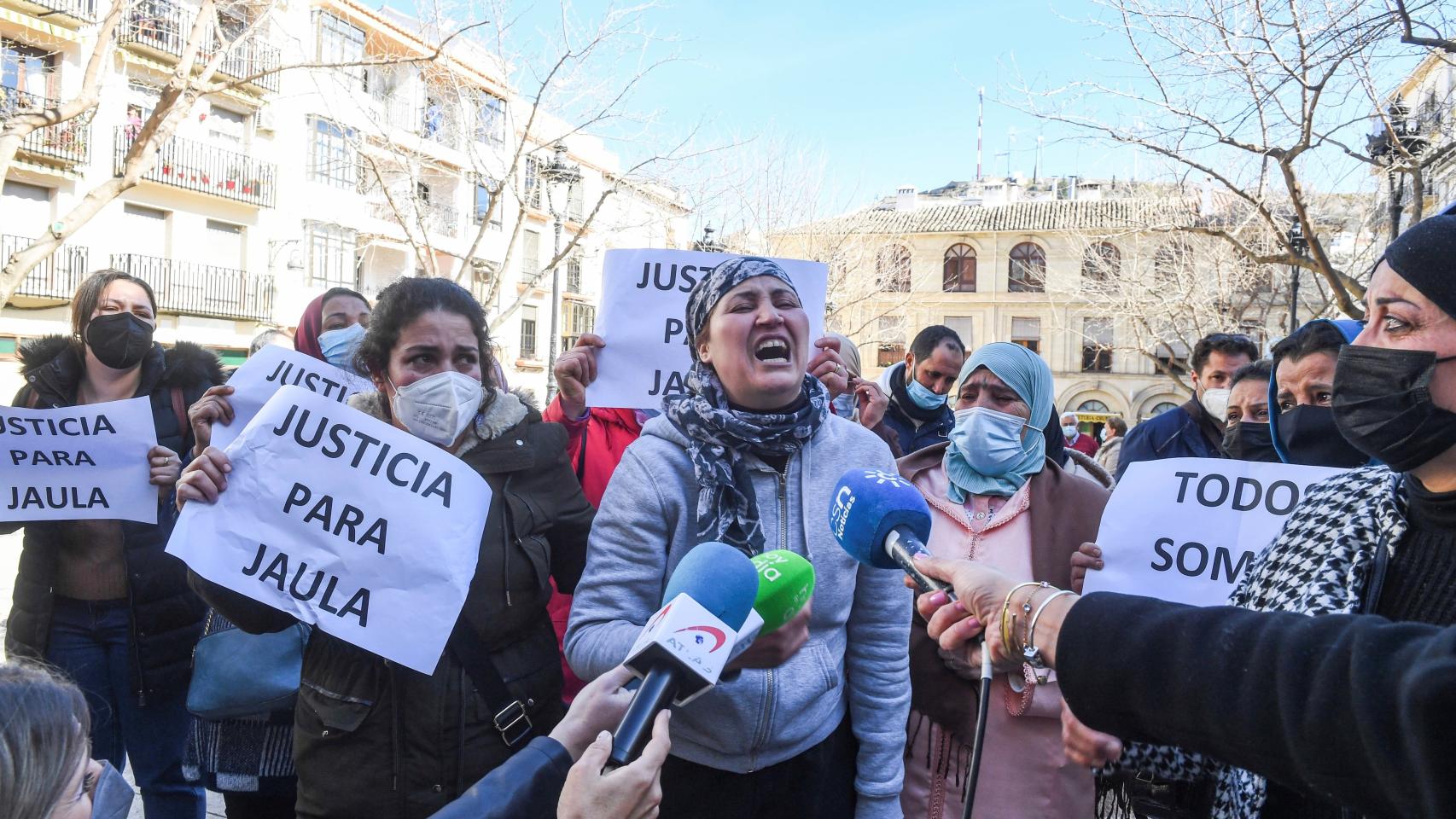 Hakima, la madre de la niña de 14 años hallada muerta en Alcalá la Real, en el acto de repulsa por su muerte.
