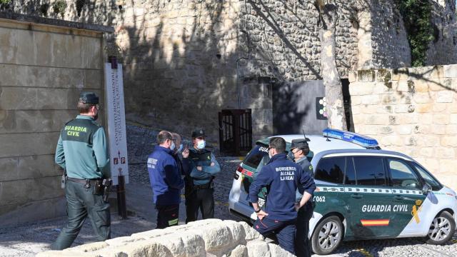 Agentes de la Guardia Civil, esta mañana, en la zona en la que ocurrió el suceso.