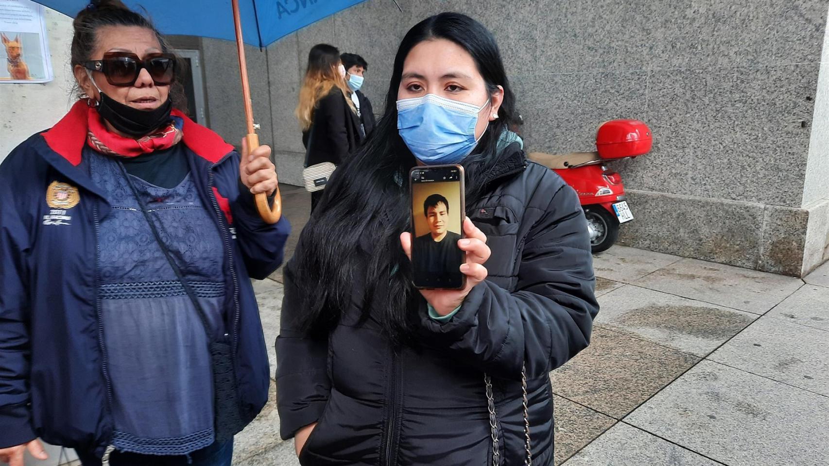 Mujer de uno de los desaparecidos en el naufragio del pesquero gallego en Canadá. Muestra la foto de su marido, Edwin.