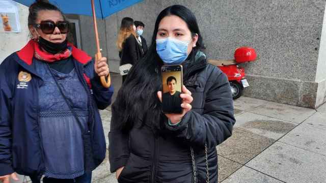 Mujer de uno de los desaparecidos en el naufragio del pesquero gallego en Canadá. Muestra la foto de su marido, Edwin.