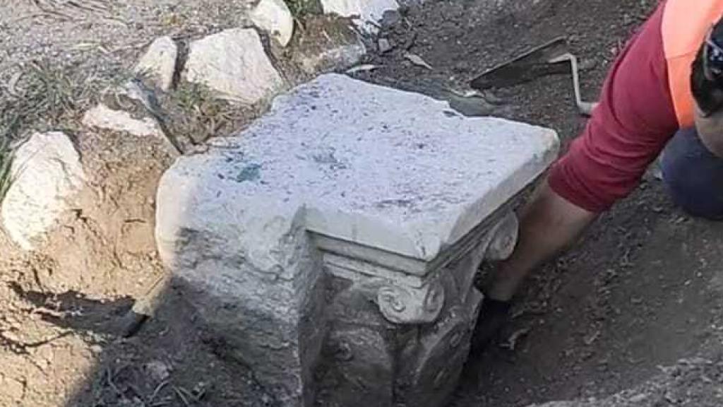 Trabajos de rescate de varios elementos de las columnas de los Baños del Carmen.