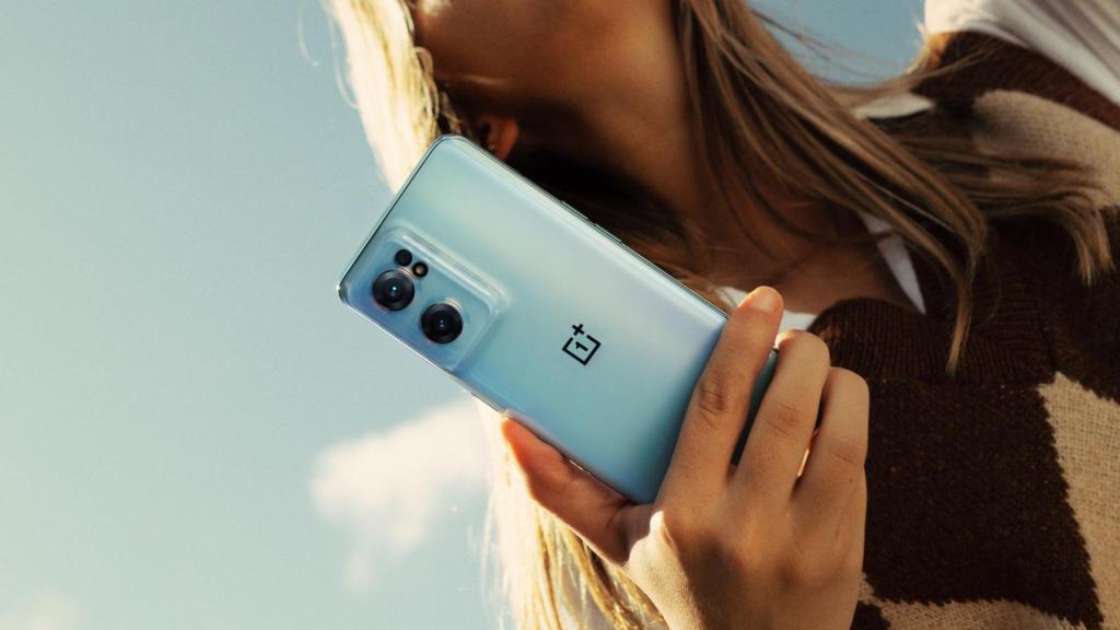 OnePlus Nord CE 2 en mano