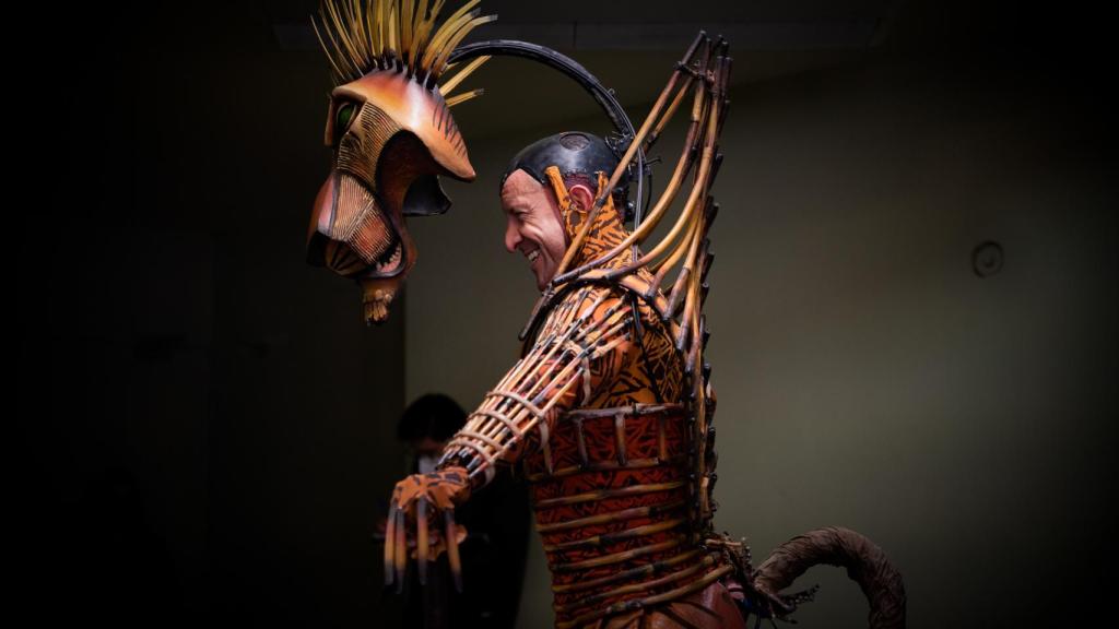 Juan Bey, actor titular de Zazú y 'cover' de Scar, ensayando una escena con el disfraz del maligno león.