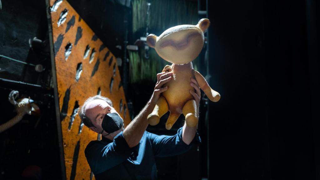 José Luis Pereda, enseñando el funcionamiento del 'puppet' de 'baby' Simba.