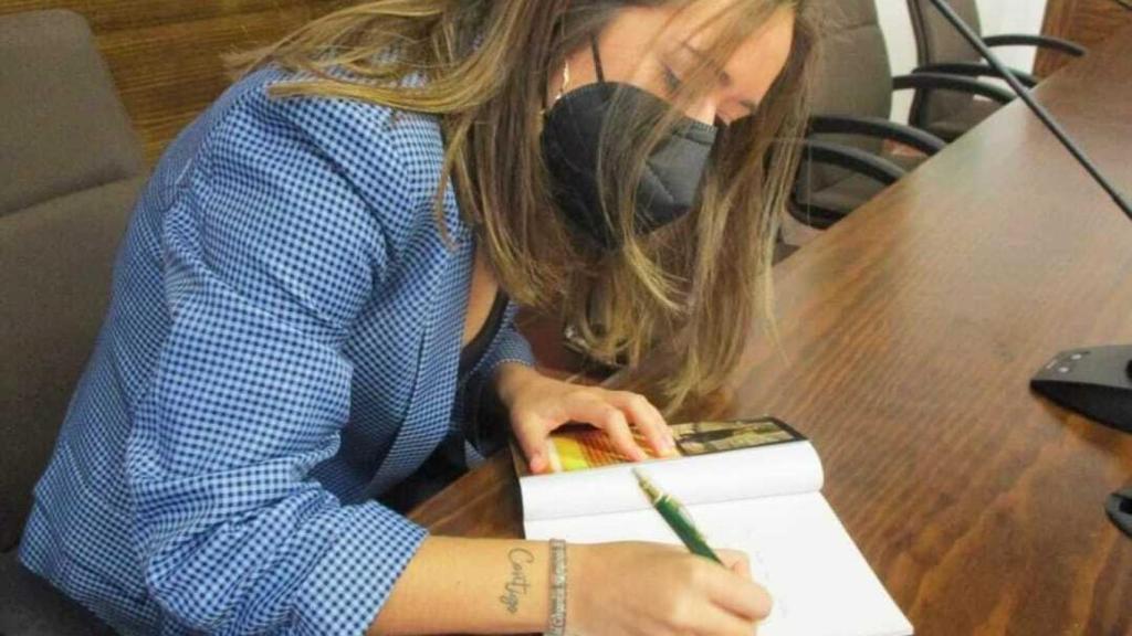 Fotografía de la firma de ejemplares.