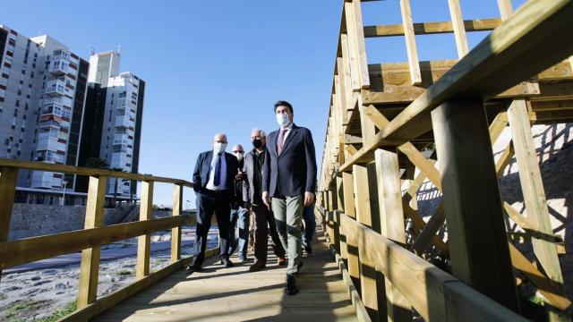El alcalde de Alicante, Luis Barcala, en la inauguración de la nueva pasarela de acceso de la Albufereta.