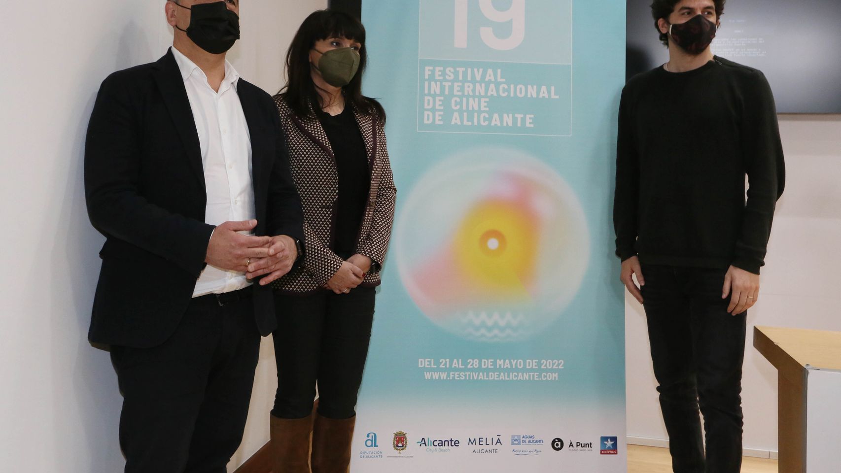 La vicepresidenta de la Diputación, Julia Parra, presenta el nuevo cartel del Festival de Cine, obra de Aitor Errazquin.