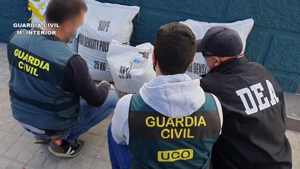 Los agentes españoles y uno estadounidense, en un momento de la operación.