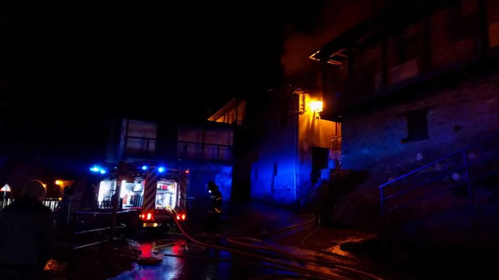 Un incendio en San Clemente de Valdueza calcina varias plantas de una vivienda