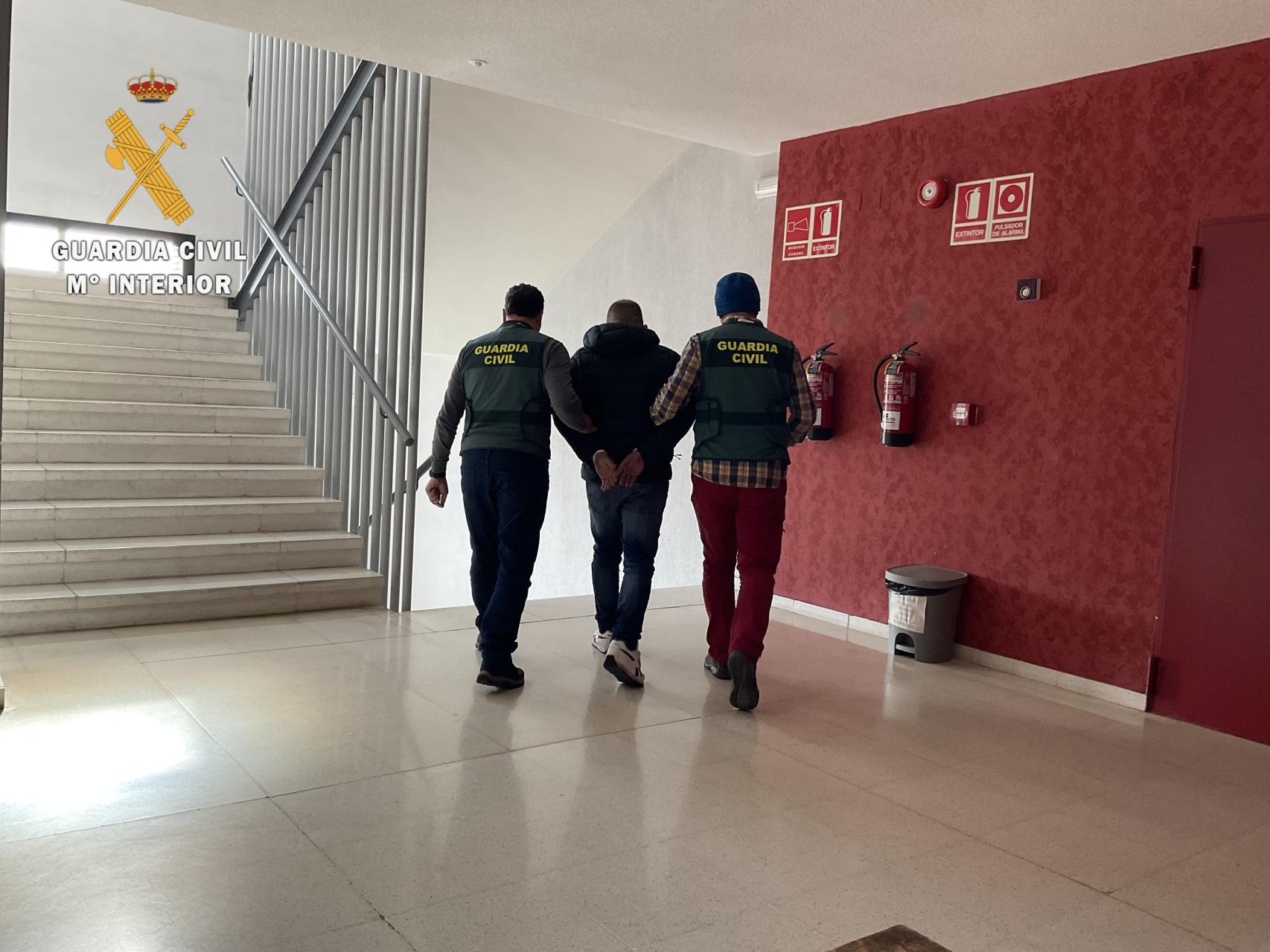Imagen facilitada por la Guardia Civil del momento de la detención del hombre
