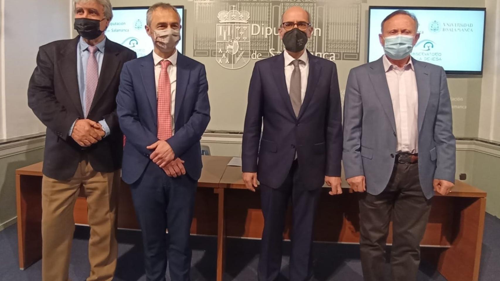 El presidente de la Diputación, Javier Iglesias, y el rector de la Universidad de Salamanca, Ricardo Rivero, presentan las actividades del Proyecto Observatorio de la Dehesa