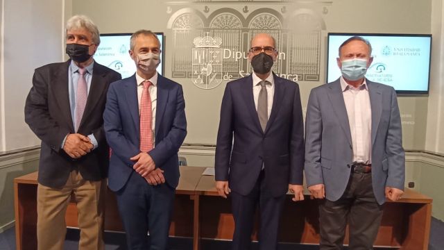 El presidente de la Diputación, Javier Iglesias, y el rector de la Universidad de Salamanca, Ricardo Rivero, presentan las actividades del Proyecto Observatorio de la Dehesa