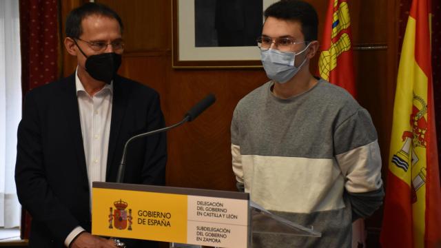 Representante del IES Universidad Laboral de Zamora antes de recoger el premio