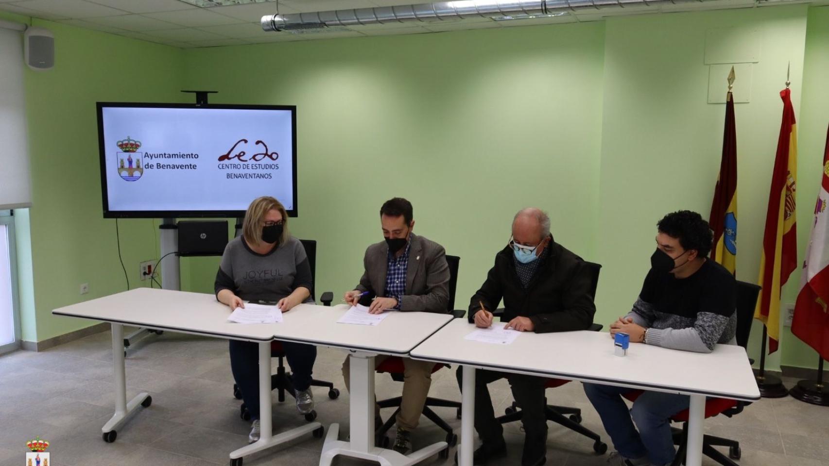 Firma del convenio con el centro de estudios benaventanos Ledo del Pozo