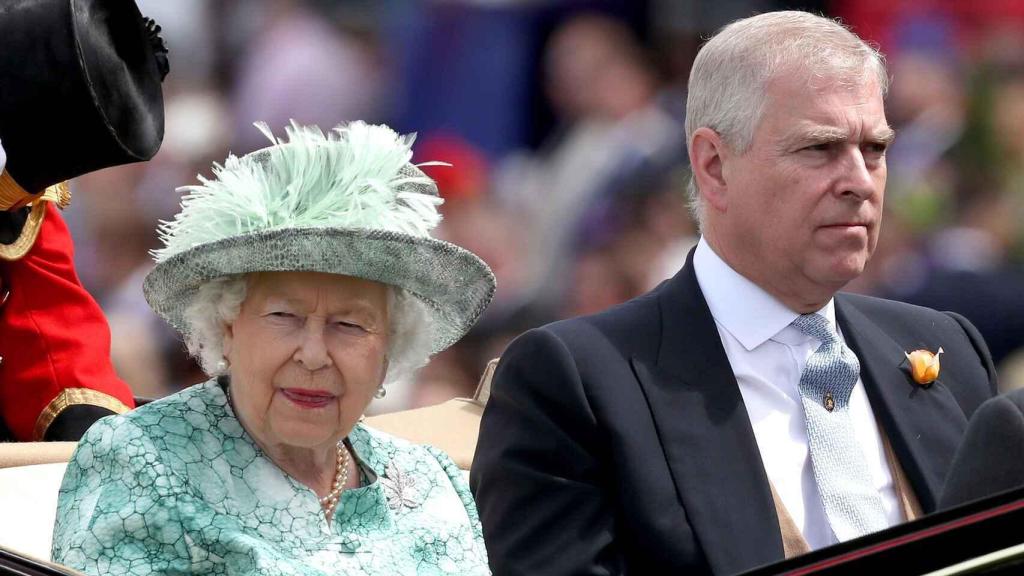 La reina Isabel II y el príncipe Andrés en una imagen de archivo.