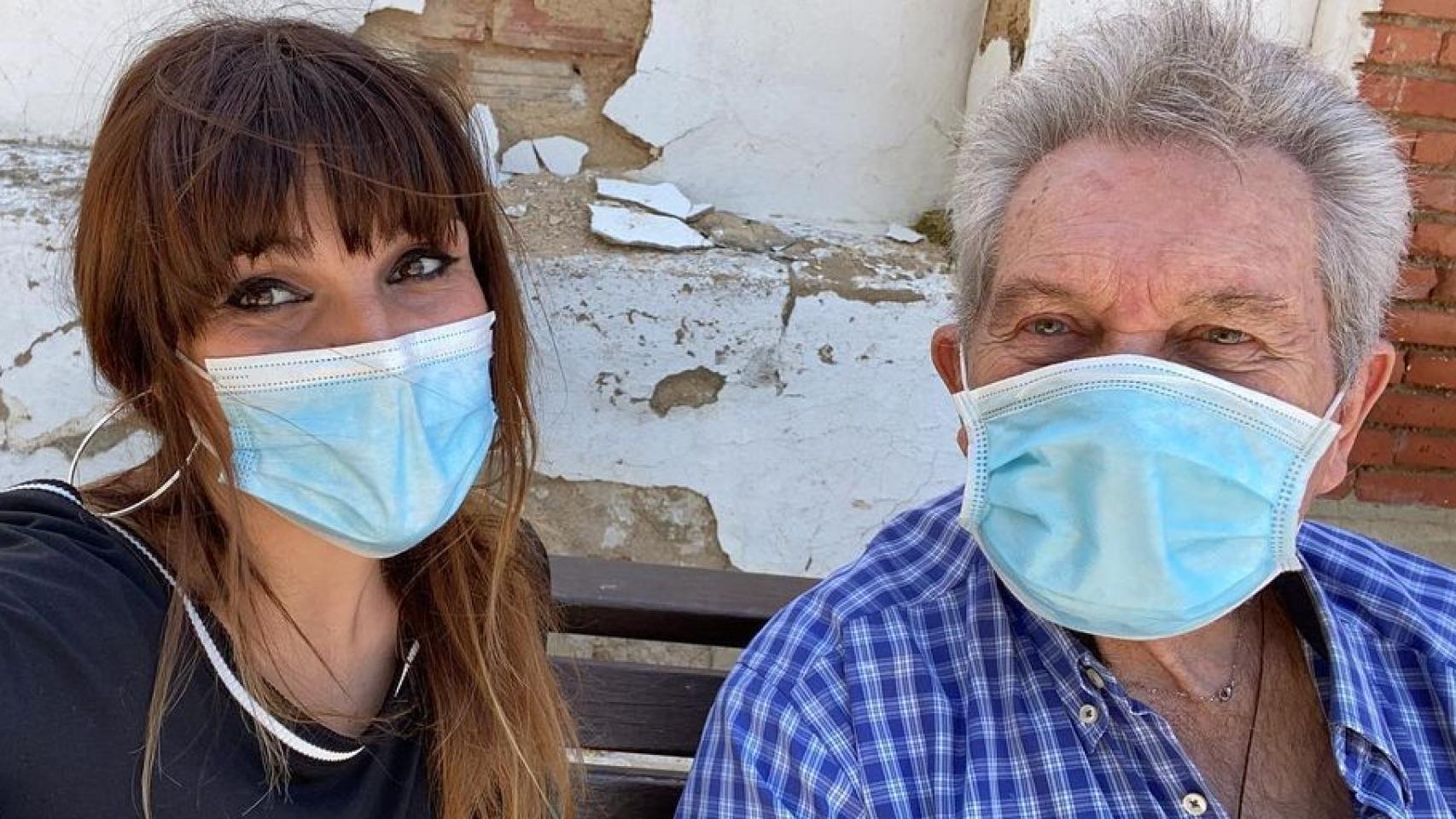 La cantante Rozalén junto a su padre, Cristóbal, en una imagen de sus redes sociales.