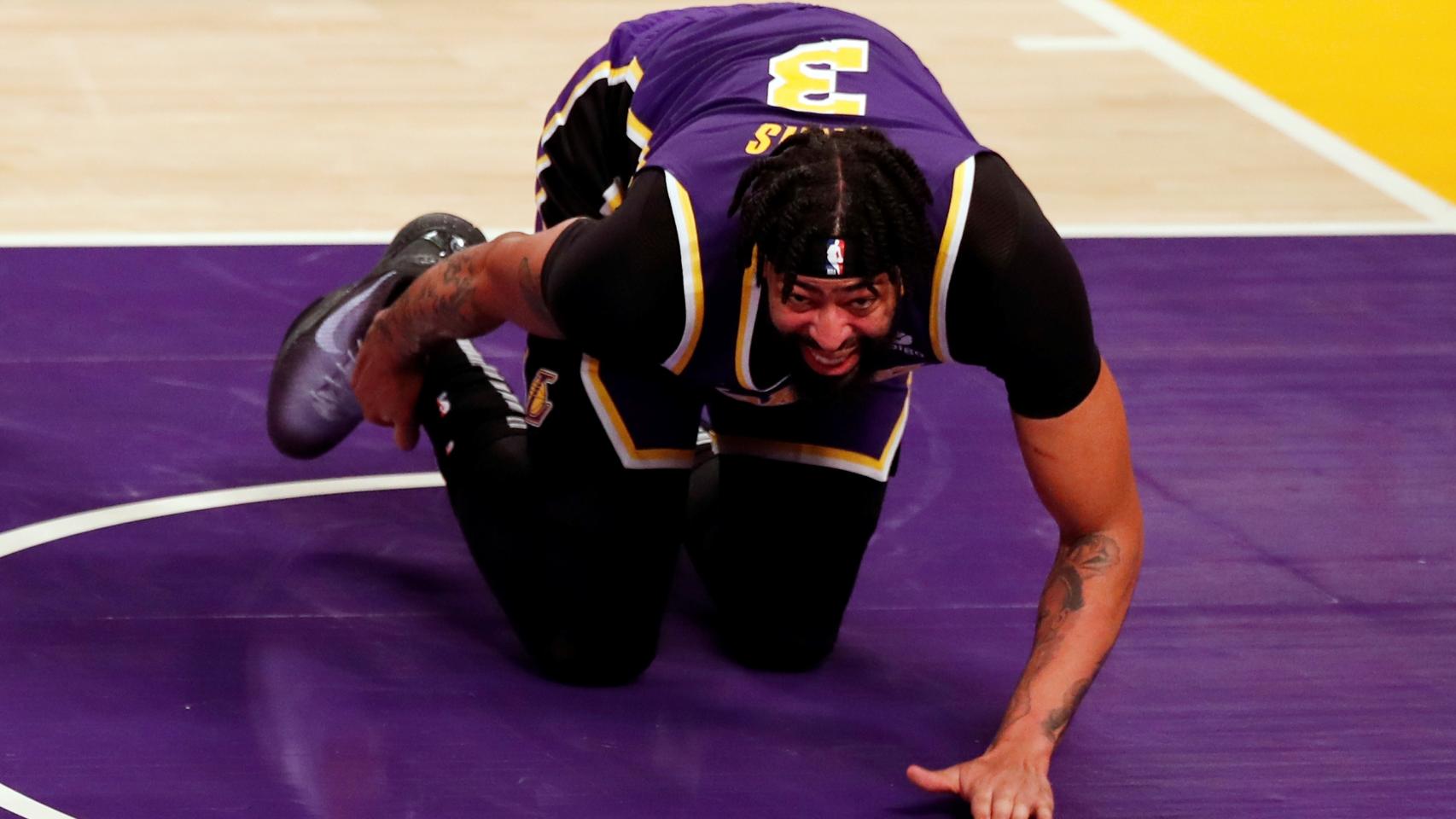 Anthony Davis se queja de dolor tras su lesión de tobillo