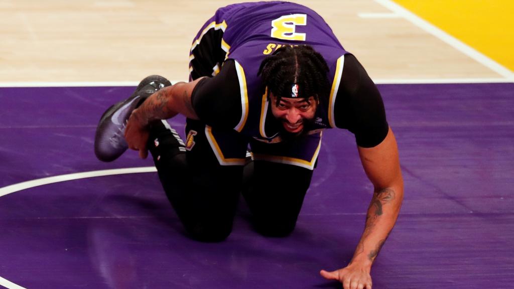 Anthony Davis se queja de dolor tras su lesión de tobillo