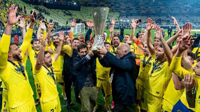 José Manuel Llaneza levanta la Europa League de 2021.