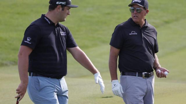Jon Rahm y Phil Mickelson, en Kiawah Island.