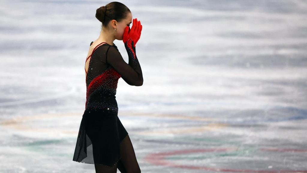 Kamila Valieva, abandonando la pista entre sollozos.