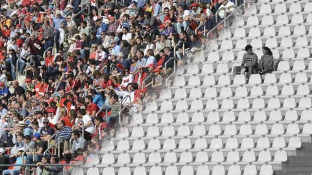 Fotomontaje de una grada solo con dos personas y una llena