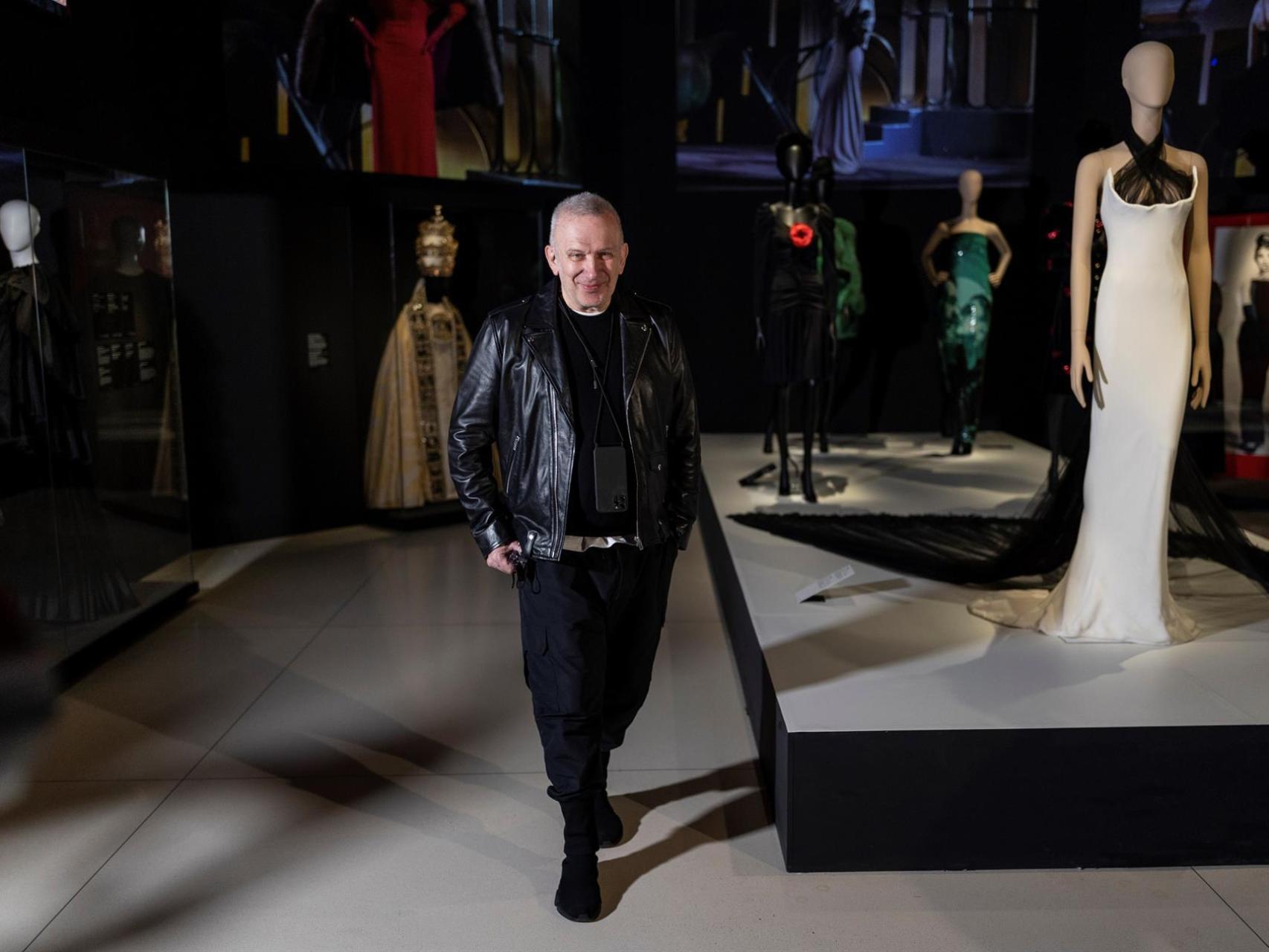 Jean Paul Gaultier en la exposición 'Cine y moda'. Foto: EFE/Rodrigo Jiménez