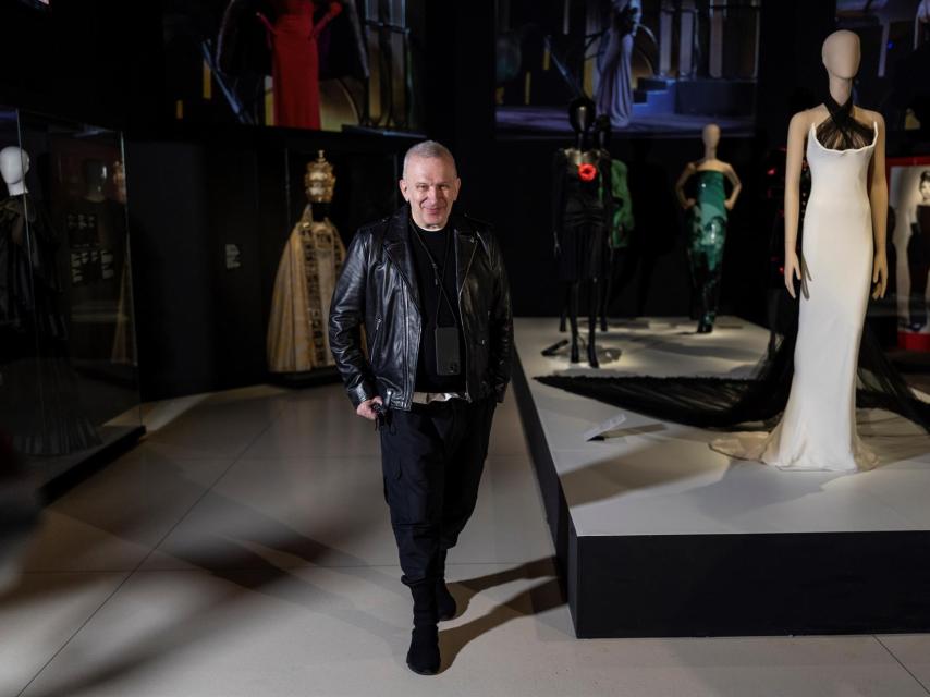 Jean Paul Gaultier en la exposición 'Cine y moda'. Foto: EFE/Rodrigo Jiménez
